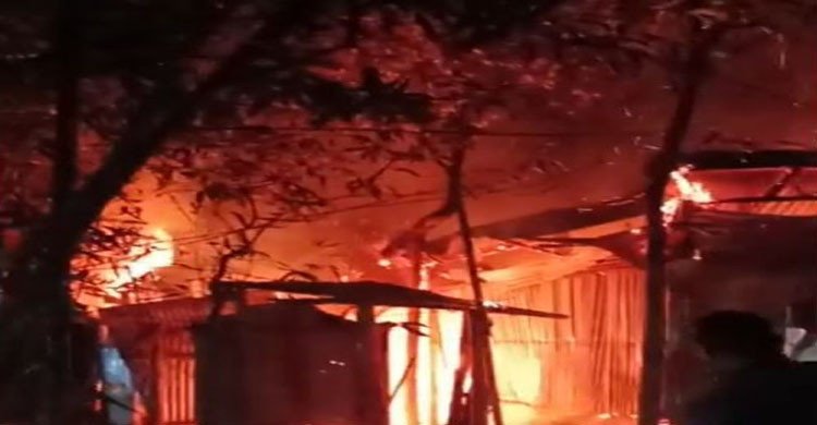কুড়িগ্রামে ভয়াবহ অগ্নিকাণ্ডে ১২টি ঘর পুড়ে ছাই