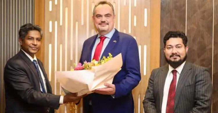 ঢাকায় পৌঁছালেন নতুন মার্কিন রাষ্ট্রদূত ব্রেন্ট ক্রিস্টেনসেন