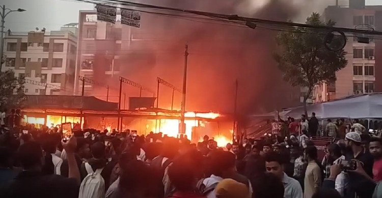 উত্তরায় কাঁচাবাজারে ভয়াবহ আগুন, নিয়ন্ত্রণে ৫ ইউনিট
