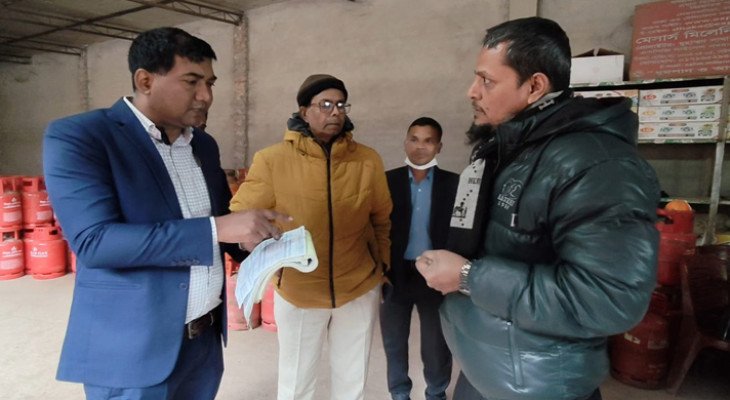 মানিকগঞ্জে অতিরিক্ত দামে এলপিজি গ্যাস বিক্রি, দেড় লাখ টাকা জরিমানা