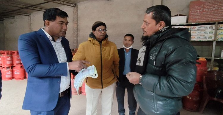 মানিকগঞ্জে অতিরিক্ত দামে এলপিজি গ্যাস বিক্রি, দেড় লাখ টাকা জরিমানা