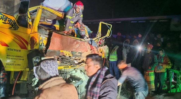 গোবিন্দগঞ্জে দাঁড়িয়ে থাকা ট্রাকের সঙ্গে আরেক ট্রাকের সংঘর্ষে নিহত ২