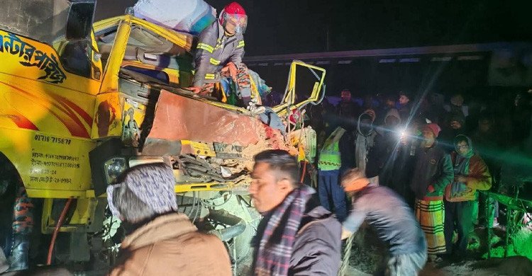 গোবিন্দগঞ্জে দাঁড়িয়ে থাকা ট্রাকের সঙ্গে আরেক ট্রাকের সংঘর্ষে নিহত ২