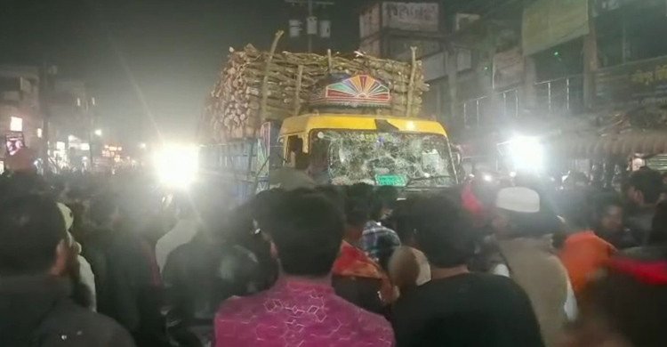 নওগাঁয় কাঠবোঝাই ট্রাকচাপায় প্রাণ গেল মা-মেয়ের