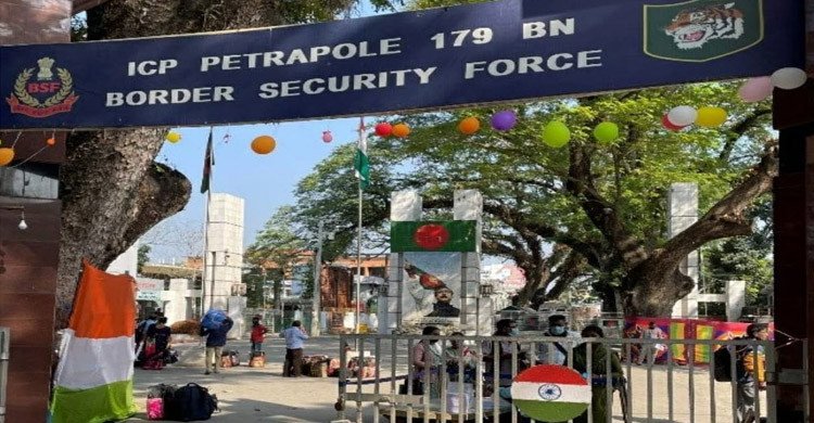 নতুন বছরে পেট্রাপোল বন্দরে ভারতগামী যাত্রীদের গুনতে হচ্ছে অতিরিক্ত ফি