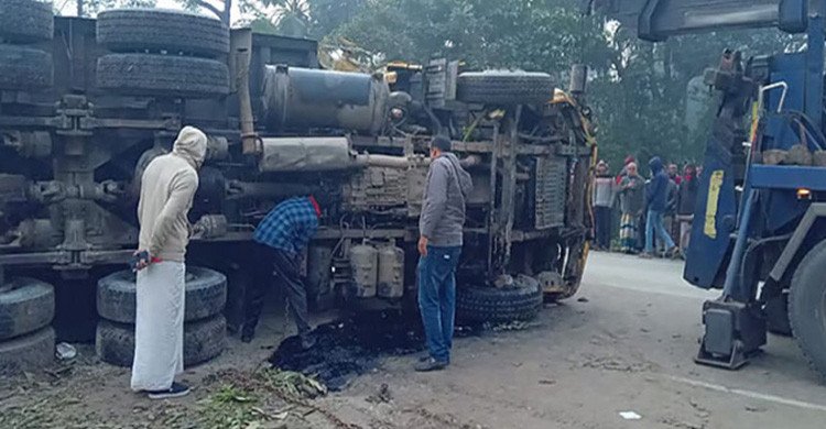 রাজশাহীতে নিয়ন্ত্রণ হারিয়ে বাজারে ঢুকে উল্টে পড়ল বালুর ট্রাক, নিহত ৪