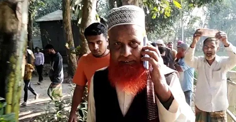 টাঙ্গাইলে ভোটারদের নগদ অর্থ বিতরণের সময় জনতার তোপের মুখে জামায়াত নেতা
