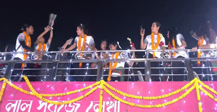 দেশের মাটিতে পা রাখলেন সাফজয়ী নারী ফুটসাল দল, ছাদখোলা বাসে সংবর্ধনা