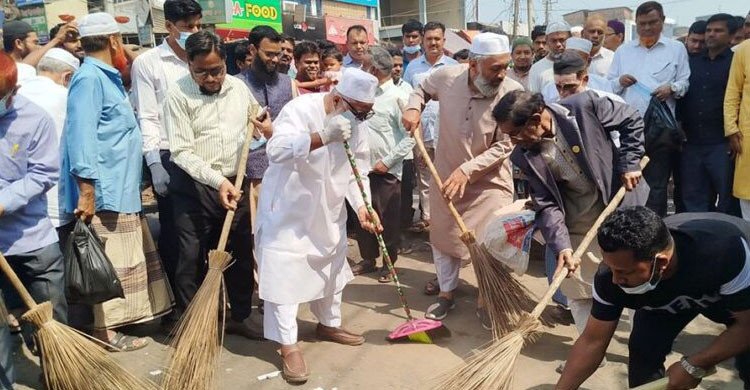 ঝাড়ু হাতে নবনির্বাচিত এমপি শাহজাহান চৌধুরী 