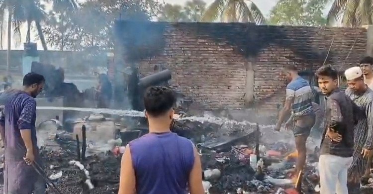রমজানে কুয়াকাটায় আগুনের তাণ্ডব, পথে বসার আশঙ্কায় ক্ষতিগ্রস্ত ব্যবসায়ীরা