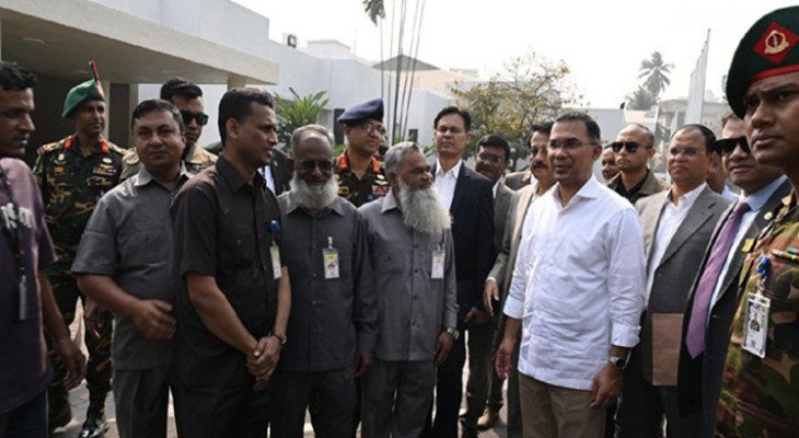 তেজগাঁওয় কার্যালয়ে গিয়ে মায়ের পুরোনো কর্মীদের খোঁজ নিলেন প্রধানমন্ত্রী