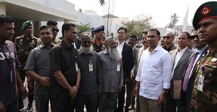 তেজগাঁওয় কার্যালয়ে গিয়ে মায়ের পুরোনো কর্মীদের খোঁজ নিলেন প্রধানমন্ত্রী