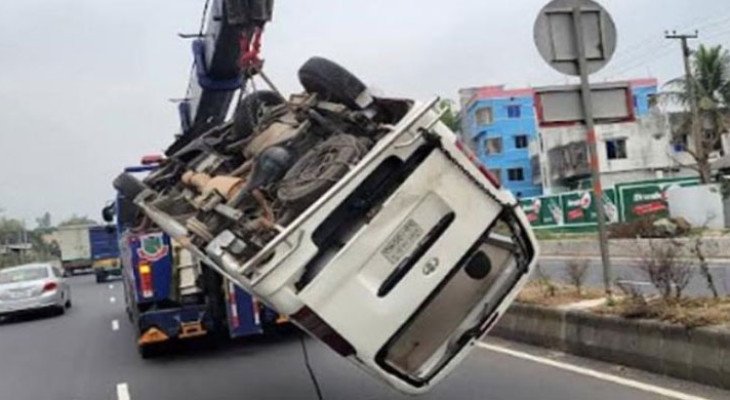 ঈদ যাত্রায় শোকের ছায়া: মাইক্রোবাসের সিলিন্ডার বিস্ফোরণে নিহত ৩
