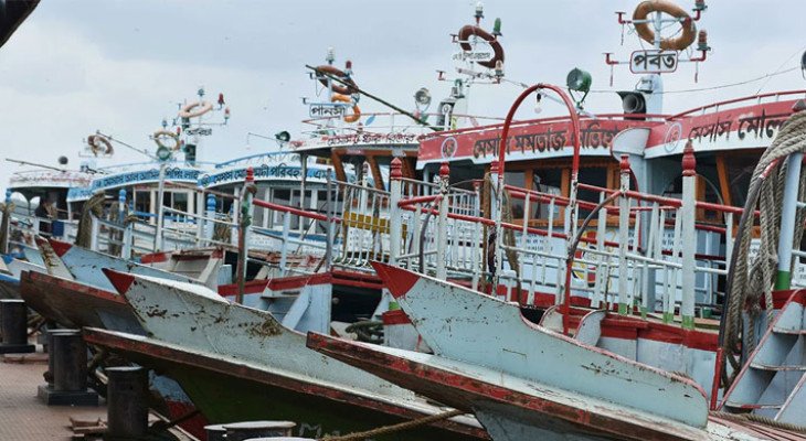 বৈরী আবহাওয়ায় দৌলতদিয়া-পাটুরিয়া নৌরুটে লঞ্চ চলাচল বন্ধ