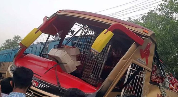 কুমিল্লায় যাত্রীবাহী বাস ও ট্রেনের ধাক্কায় নিহত ১২