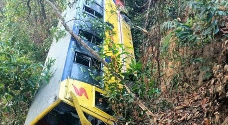 বান্দরবানে পর্যটকবাহী বাস নিয়ন্ত্রণ হারিয়ে খাদে, আহত ২০