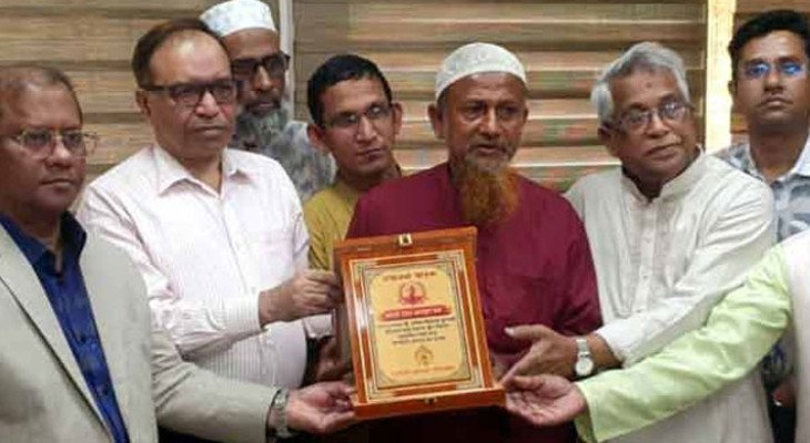 দিনাজপুরে কলার মোচা দেখিয়ে রেল থামানো এনামুলকে পুরস্কৃত করল রেলওয়ে