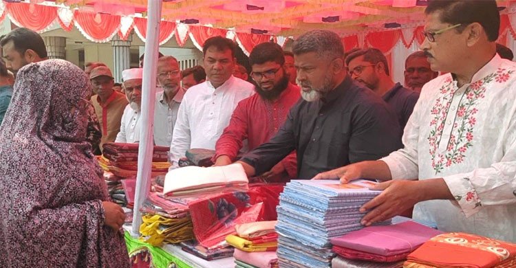 নওগাঁয় দেড় হাজার মানুষ পেল প্রধানমন্ত্রীর ঈদ উপহার