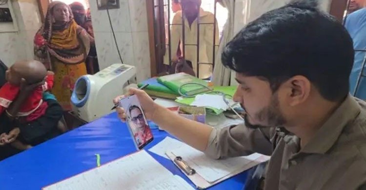 হঠাৎ ঈদের ছুটিতে ভিডিও কলে হাসপাতাল পরিদর্শনে স্বাস্থ্য প্রতিমন্ত্রী 