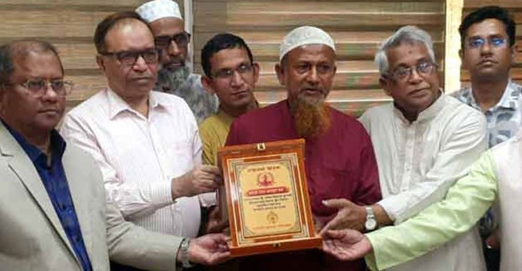 দিনাজপুরে কলার মোচা দেখিয়ে রেল থামানো এনামুলকে পুরস্কৃত করল রেলওয়ে