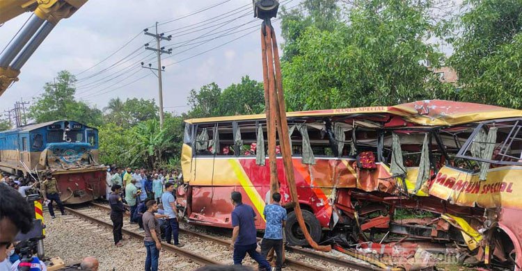 কুমিল্লায় বাস-ট্রেন সংঘর্ষের ঘটনায় গেটম্যান গ্রেফতার