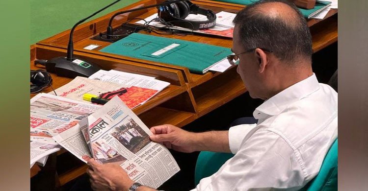 জাতীয় সংসদ অধিবেশনেও পত্রিকায় চোখ প্রধানমন্ত্রী তারেক রহমানের