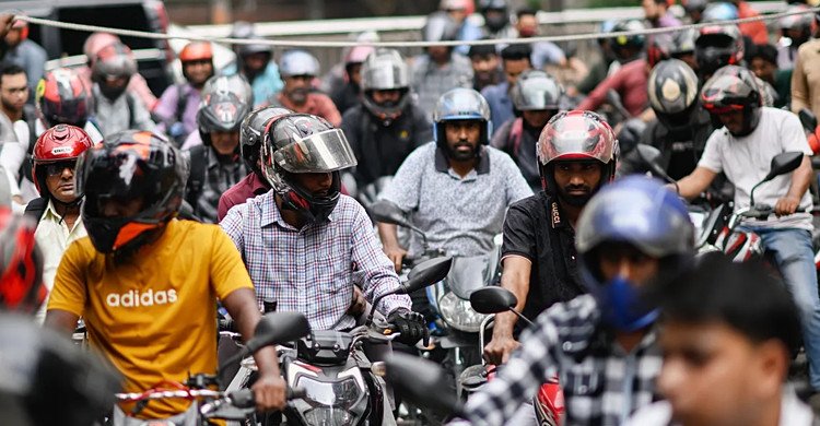 রাজধানীতে তেল নিতে এখনো দীর্ঘ লাইন, পুরোপুরি কাটেনি ভোগান্তি