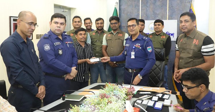 চুয়াডাঙ্গায় সাইবার ক্রাইম সেলের তৎপরতায় উদ্ধার ২৮ মোবাইল, প্রতারণার টাকা ফেরত পেলেন ভুক্তভোগীরা
