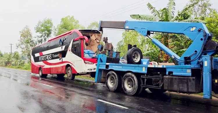 দিনাজপুরে দাঁড়িয়ে থাকা ট্রাকে স্লিপার বাসের ধাক্কা, নিহত ২, আহত অন্তত ৬