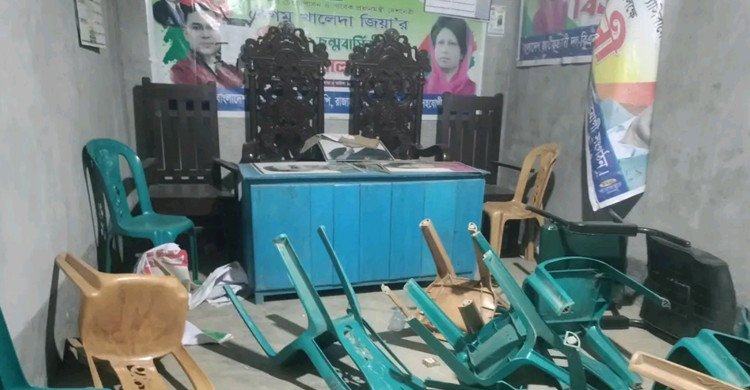 গাইবান্ধায় বিএনপি কার্যালয়ে দেশীয় অস্ত্র নিয়ে আ. লীগের হামলা