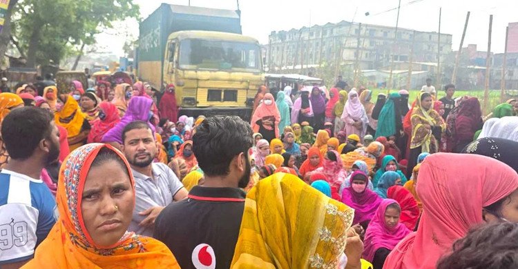 নারায়ণগঞ্জে বকেয়া বেতনের দাবিতে শ্রমিকদের সড়ক অবরোধ