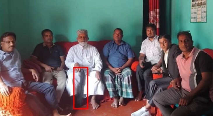 অসুস্থ কর্মীকে দেখতে শটগান হাতে বিএনপি নেতা, ভাইরাল ছবিতে তোলপাড়