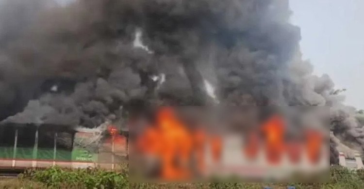 ঢাকাগামী ‘চট্টলা এক্সপ্রেস’ ট্রেনে ভয়াবহ আগুন
