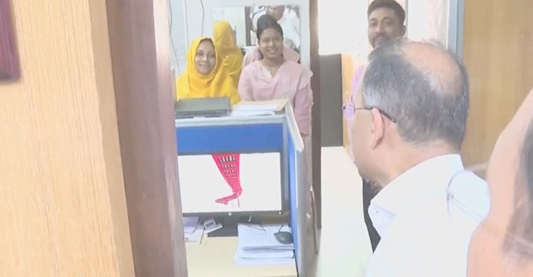 সচিবালয়ে প্রধানমন্ত্রীর ঝটিকা সফর, সময়মতো উপস্থিতি নিশ্চিতে তদারকি