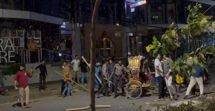 উত্তরায় রিকশা চালককে পিটিয়ে হত্যার গুজব ছড়িয়ে দফায় দফায় সংঘর্ষ