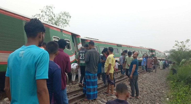 লাইনচ্যুত ট্রেন, পালিয়েছেন স্টাফরা
