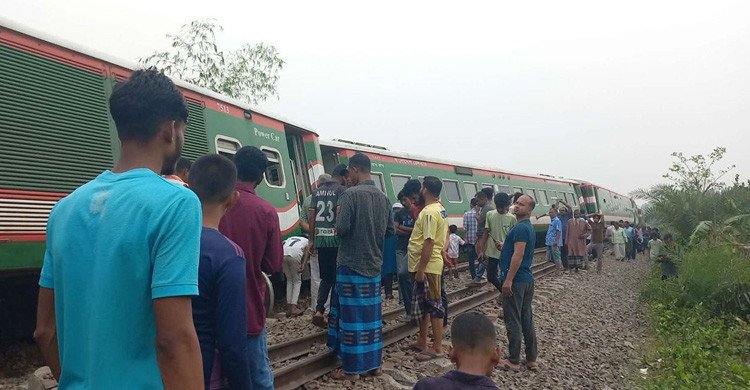 লাইনচ্যুত ট্রেন, পালিয়েছেন স্টাফরা