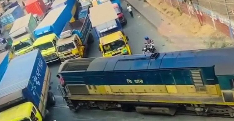 যানজটে আটকে গেল ট্রেন, ভিডিও ভাইরাল