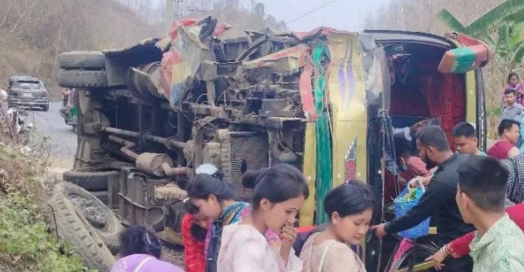 রাঙ্গামা‌টিতে যাত্রীবা‌হী বাস উল্টে ২০ জন আহত