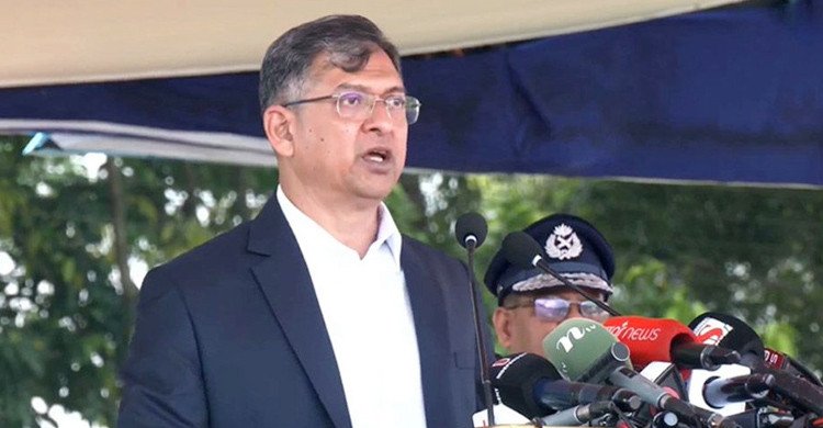 বর্তমান পোশাকে সন্তুষ্ট নয় পুলিশ সদস্যরা: স্বরাষ্ট্রমন্ত্রী