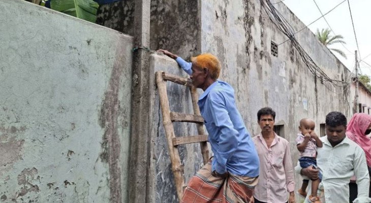 গাজীপুরে চাঁদা না পেয়ে বন্ধ করে দিলো রাস্তা, মই দিয়ে পারাপার