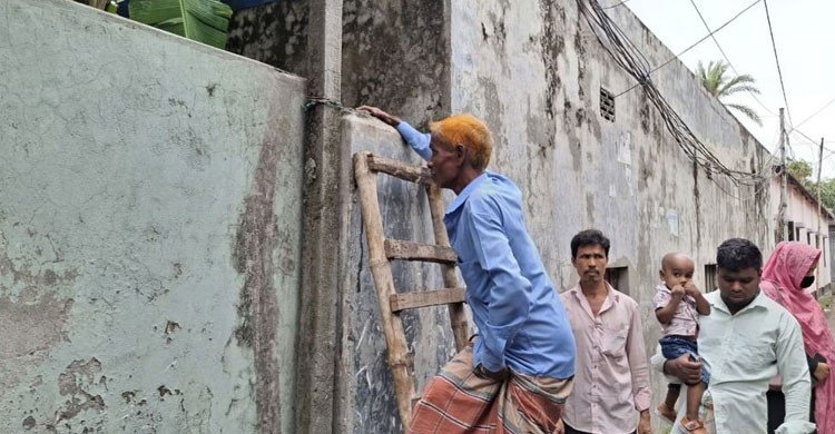গাজীপুরে চাঁদা না পেয়ে বন্ধ করে দিলো রাস্তা, মই দিয়ে পারাপার