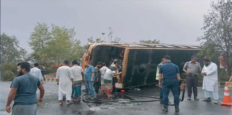 পদ্মা সেতু পার হতেই যাত্রীবাহী বাস উল্টে আহত ১৫