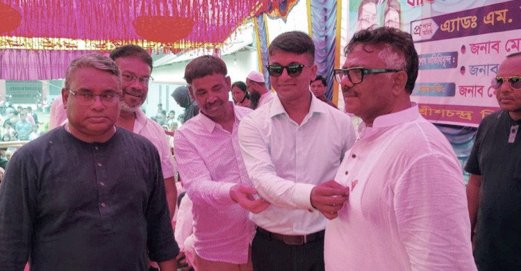 স্কুলের টাকায় হুইপ দুলুকে ধানের শীষের স্বর্ণের কোট-পিন উপহার