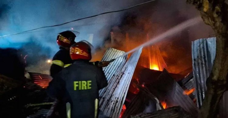 প্রেমঘটিত বিরোধে পাল্টাপাল্টি হামলা, বাড়িতে অগ্নিসংযোগ