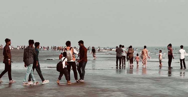 কুয়াকাটায় জ্বালানি সংকটে ভুগছেন ব্যবসায়ীরা, ভোগান্তিতে পর্যটক