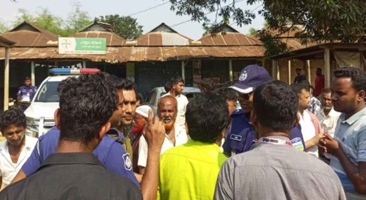 বোমা মেরে জামায়াত নেতাদের মুরগির বিষ্ঠা লুট, গ্রেপ্তার ৪