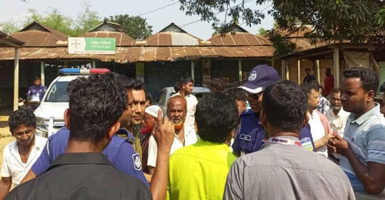 বোমা মেরে জামায়াত নেতাদের মুরগির বিষ্ঠা লুট, গ্রেপ্তার ৪