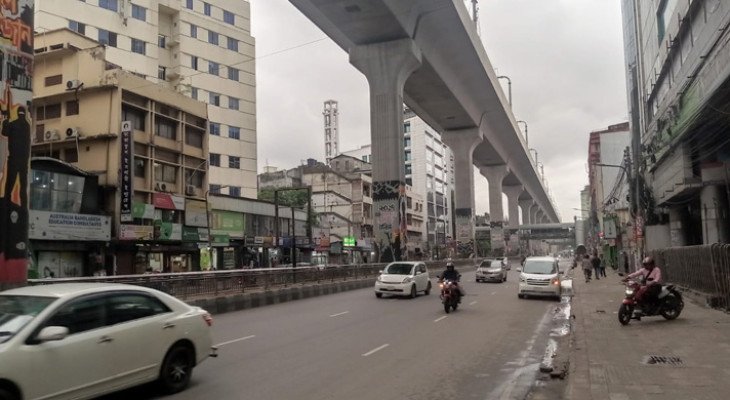 মেঘাচ্ছন্ন ঢাকার আকাশ, থেমে থেমে বৃষ্টি