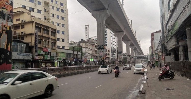 মেঘাচ্ছন্ন ঢাকার আকাশ, থেমে থেমে বৃষ্টি